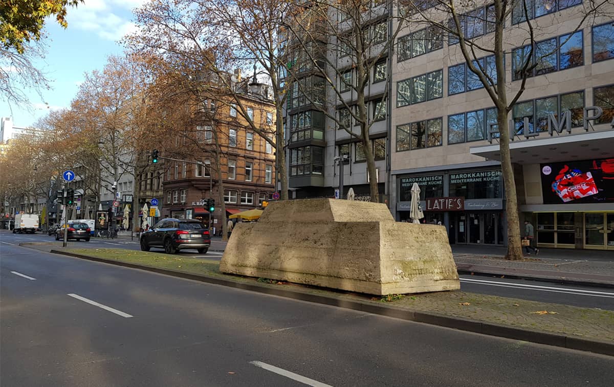 Konservierung der Sichtbetonflächen der Skulptur “Ruhender Verkehr“