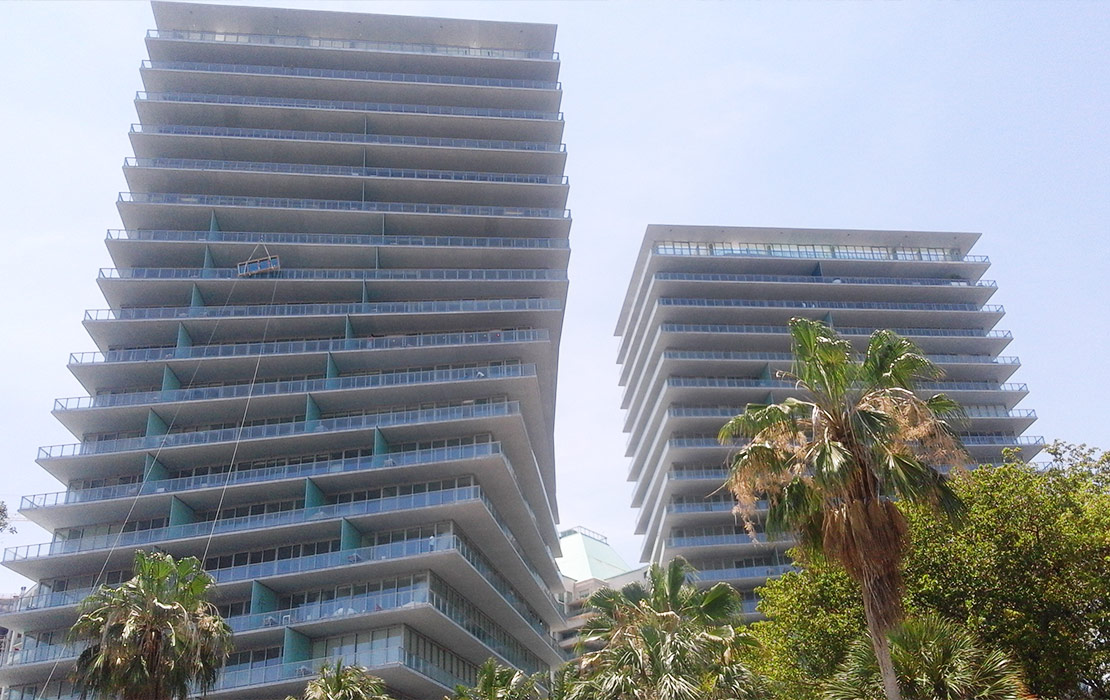 Grove at Grand Bay Miami, Florida; gedrehte Wohntürme mit 22 Etagen