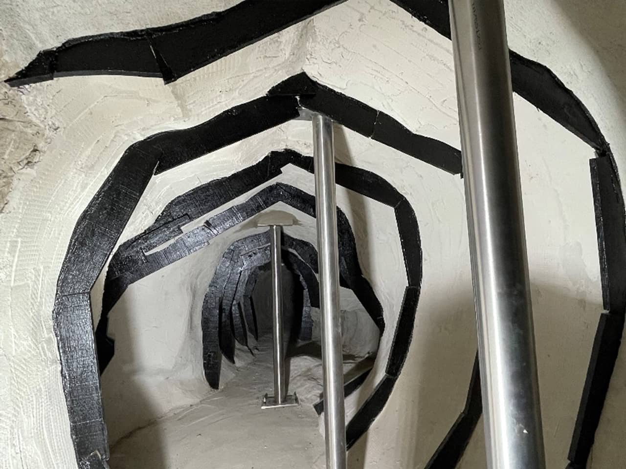 Blick ins Innere der restaurierten Skulptur, mit Holz und neuen Metallträgern.