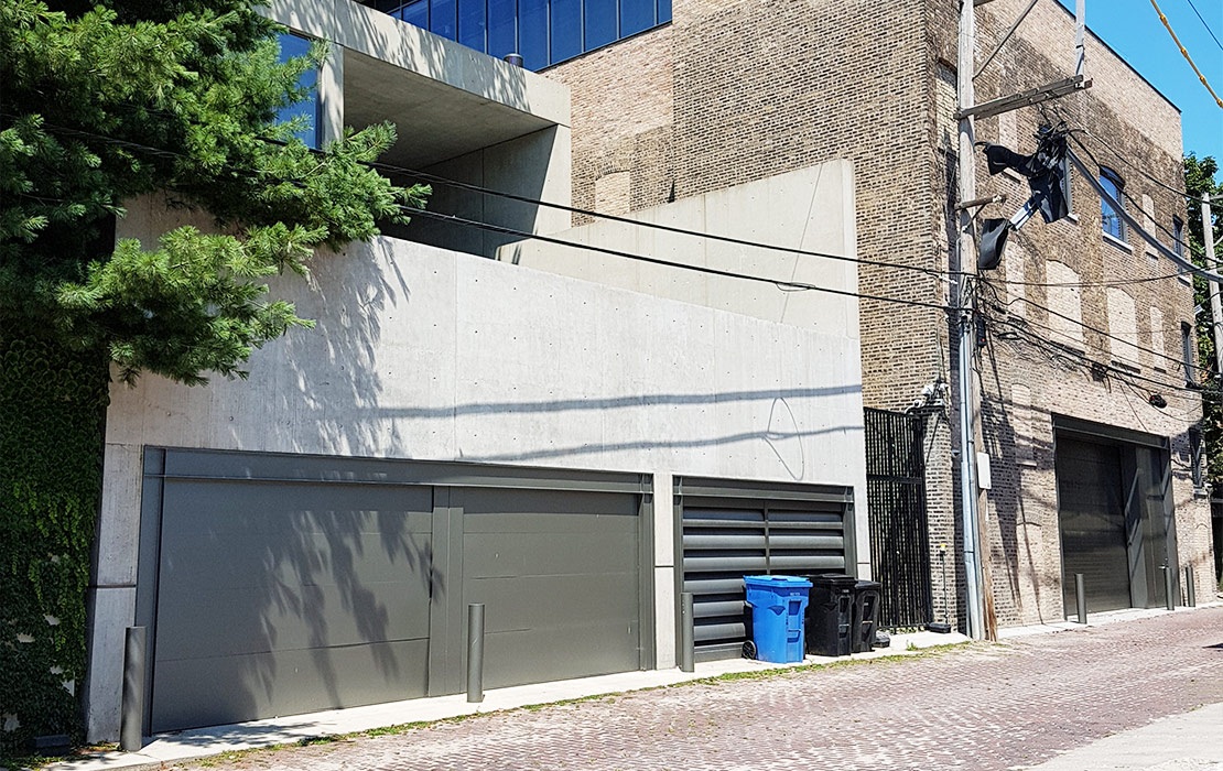 Hinteransicht einer privaten Villa aus Sichtbeton